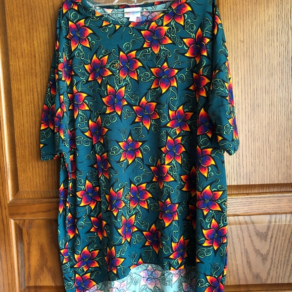 🌺🌺sm womens shirt /tee shirt/tunic   lu la roe🌺